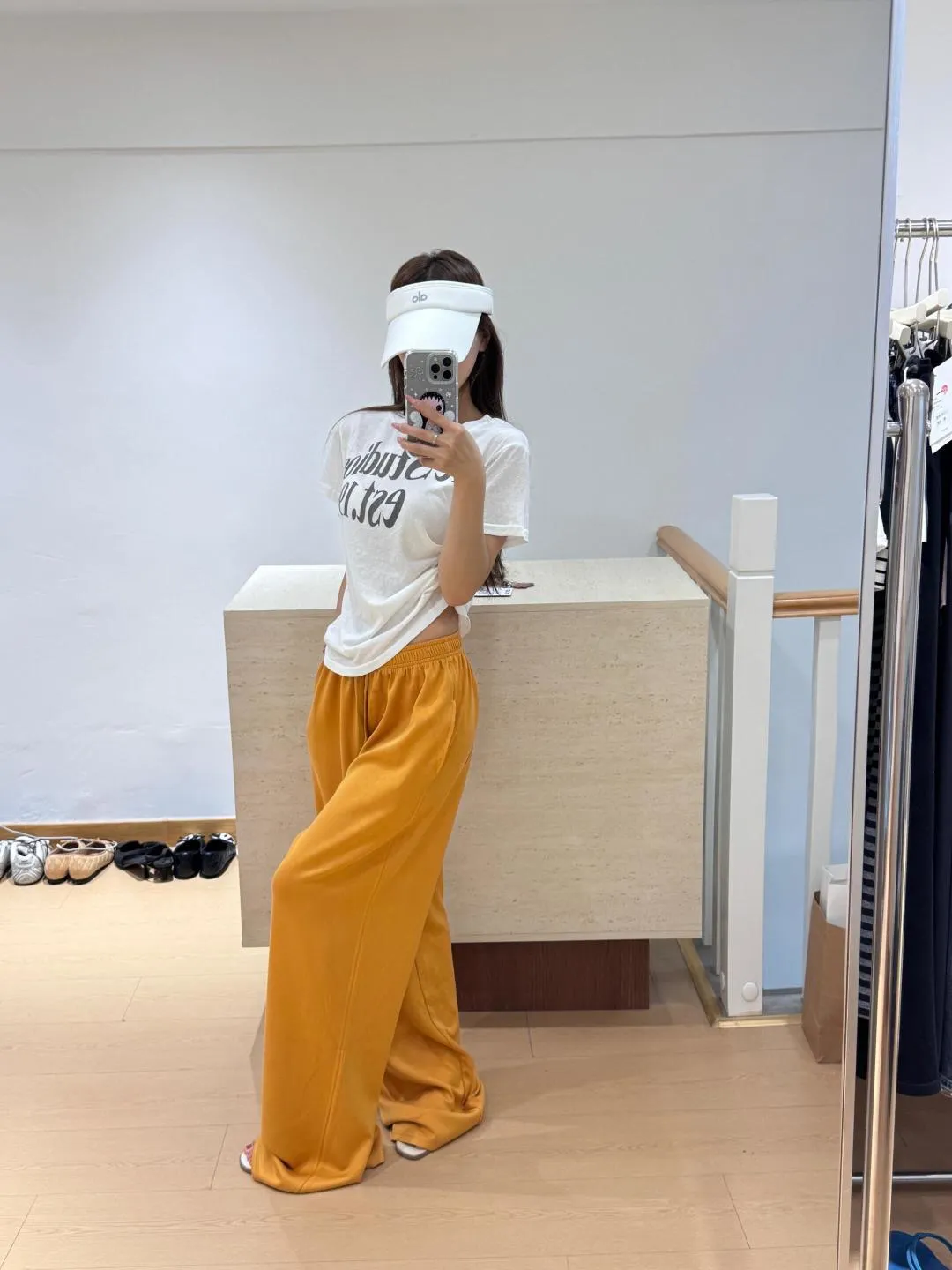 150 Acne Studios, as a fashion brand from Stockholm, Sweden, is not only a typical representative of Nordic minimalist style, but also has become a recognized fashion leader in the fashion industry through artistic processing and sublimation based on the cold style. 2026 new product Acne Studios men's and women's Same Style logo elastic waist loose casual pants, a must-have item, basic simple aesthetics, cold style in color, washed and brushed texture reveals a unique texture of low saturation, elastic waist, very friendly to the figure, insert pockets on both sides to meet daily needs, inner terry comfort is very high, the overall design and tailoring are low-key luxury and connotative, the color and style are Versatile and can be worn, and the trendy atmosphere is overwhelming. Cotton terry wash, Authentic grade! Color: Orange Blue acne lettered loose straight trousers. Fabric: Pure cotton fabric, comfortable to the touch and not tight. The fabric is extremely comfortable and breathable. Craftsmanship: The trousers are washed and distressed. The printing on the back adopts a strong printing and dyeing technology. It is not easy to wear. Details: All accessories are customized. The level of fineness can be hung domestically. Cross-border special Size table: S (waist 30, hip 57, trouser length 104, foot opening 27) M (waist 32) Hips 59, pants length 106, leg opening 28) L (waist 34, hips 61, trouser length 108, leg opening 29) XL (waist 36, hips 63, trouser length 110, leg opening 30) Recommended under 175cm, 80-140 catties S 175-180cm, 140-160 catties M 180-185cm, 160-180 catties L 185-190cm, 180 catties XL